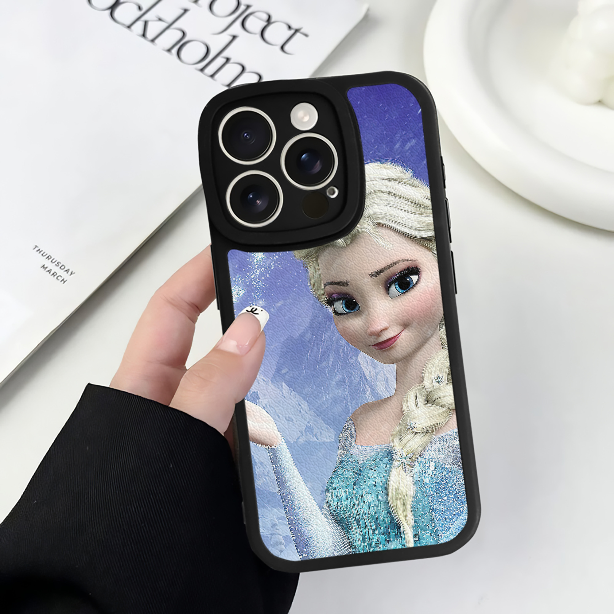 （画像用） アナと雪の女王 アンナ エルサ Frozen Anna Elsa 【iPhone 16シリーズ対応】シリコンスマホケース（レザー調） 材質：シリコン